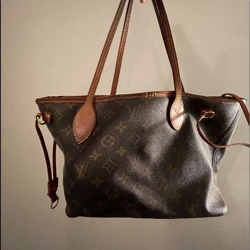 Louis V Pre-loved authentic Louis Vuitton neverfull PM.